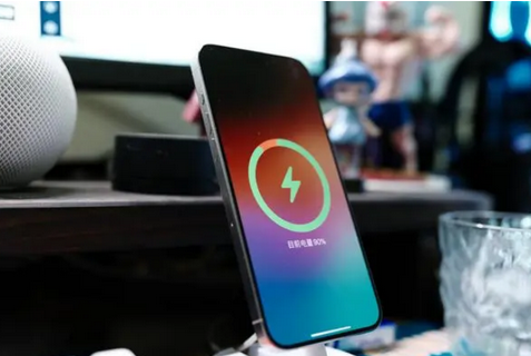 建德苹果15换屏服务分享用什么充电器给iPhone15充电更好 
